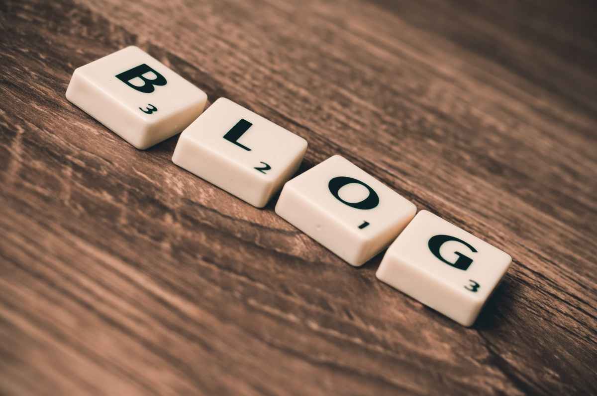 What is a Blog? How Bloggers Make $4,000+/month: The Simplest Explanation